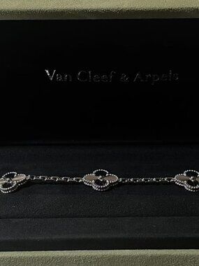✨✨Van Cleef & Arpels Classic Black Diamond Bracelet